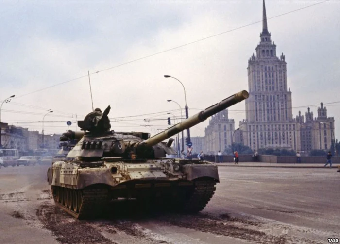 Tanc în Moscova, în 20 august 1991, în timpul loviturii de stat care a pus capăt URSS. Foto: TASS