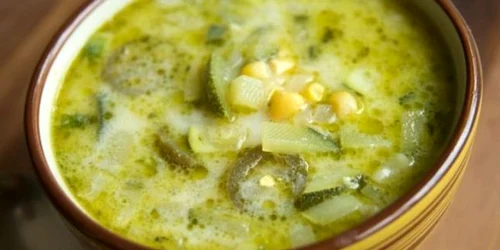 Ciorba de dovlecei. Este ideală pentru vară şi te ajută să slăbeşti