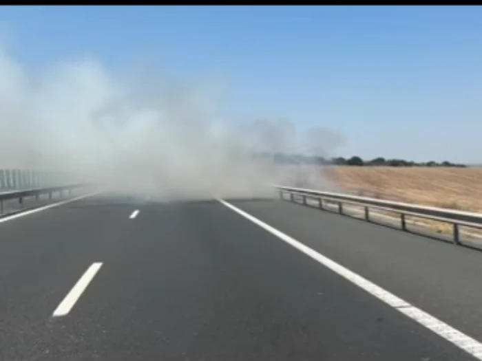 VIDEO Circulația pe Autostrada Soarelui, deviată din cauza unui incendiu de vegetație