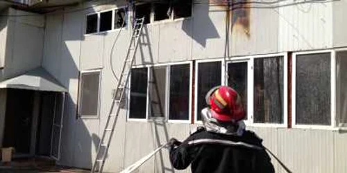 Pompierii au intervenit pentru stingerea incendiului. Foto: Andreea Mitrache