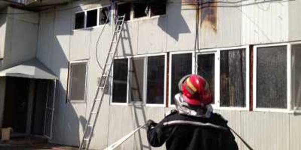 Pompierii au intervenit pentru stingerea incendiului. Foto: Andreea Mitrache