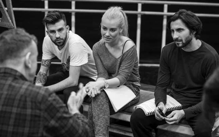 Florin Ristei, Irina Baianţ şi Adrian Nouur, la repetiţii cu regizorul Stephen Barlow FOTOGRAFII: GIN PHOTO