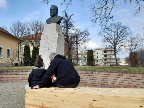 Mihai Donici la statuia lui Brâncuși de la Timișoara FOTO Ștefan Both