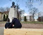 Mihai Donici la statuia lui Brâncuși de la Timișoara FOTO Ștefan Both