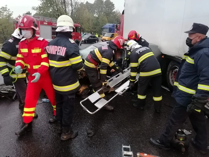 Accident pe DN7 Piteşti - Râmnicu Vâlcea. O maşină s-a făcut praf într-o coliziune cu un TIR