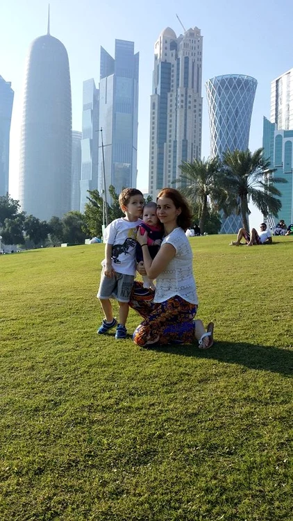 Familia Urzică în Qatar.