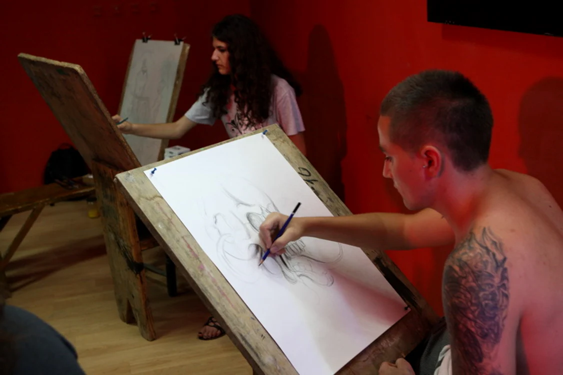 Tatuatorii fac întâi schiţa modelului pe hârtie