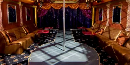 În timp ce dansa în braţele bărbatului, femeia i-a spart arcada după ce l-a lovit cu tocul pantofului