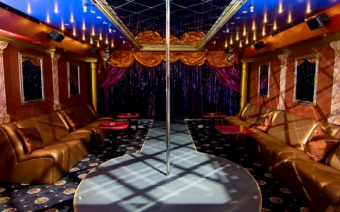 În timp ce dansa în braţele bărbatului, femeia i-a spart arcada după ce l-a lovit cu tocul pantofului