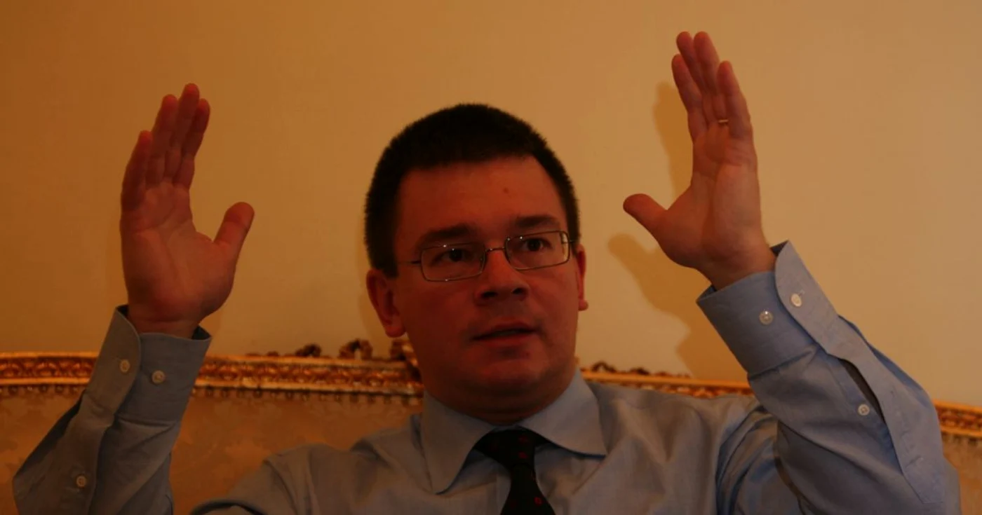 Fostul premier îi cere explicaţii lui Victor Ponta după publicarea raportului MCV