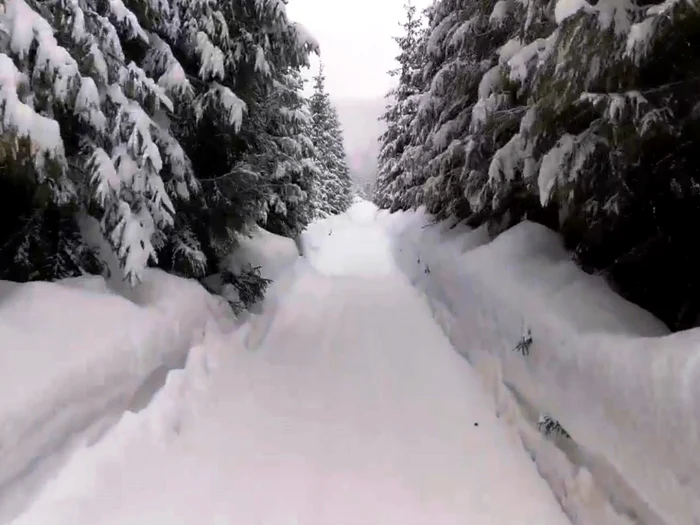 Este încă în vigoare codul galben de zăpadă şi viscol emis de meteorologi pentru 24 de judeţe, rafalele de vânt urmând să ajungă până la 90 de kilometri la oră