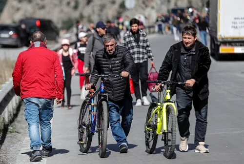 Bărbați ruși cu bagaje pe jos sau cu biciclete ies din Rusia și trec în Georgia pe la vama din Verkhnii Lars FOTO EPA EFE (5) jpg