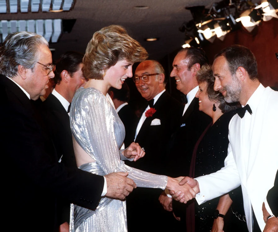 
    Kate Middleton a purtat o rochie cu capă foarte asemănătoare cu rochia purtată de prințesa Diana în 1985, la premiera unui alt film din seria James Bondfoto: Getty Images  