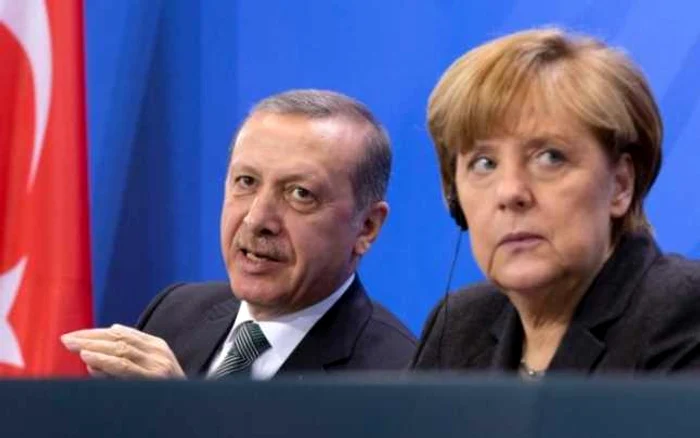 Preşedintele turc Recep Tayyip Erdogan, alături de cancelarul german Angela Merkel FOTO AP