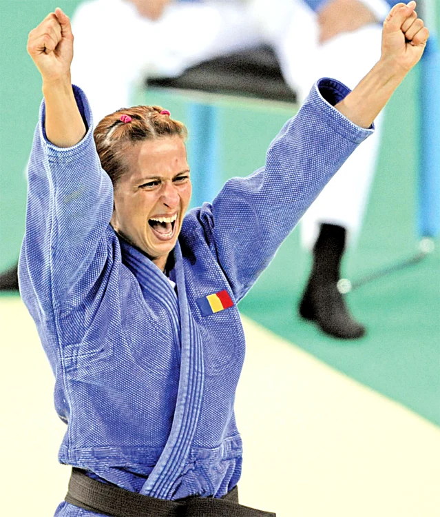 
    Alina Dumitru  