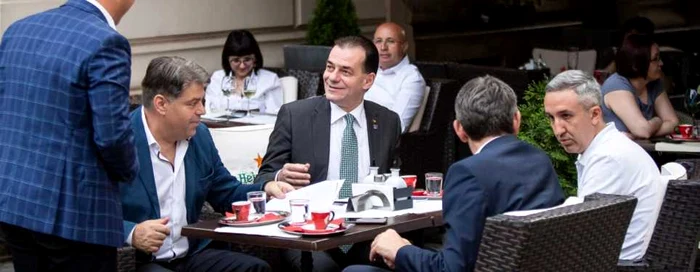 Ludovic Orban pe terasă în Centrul Vechi FOTO Facebook/Guvernul României