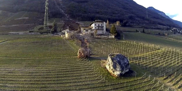 O familie dintr-un sat din Italia a fost cât pe ce să-şi vadă casa pusă la pământ de un bolovan uriaş care a început să se rostogolească din cauza alunecărilor de teren.  