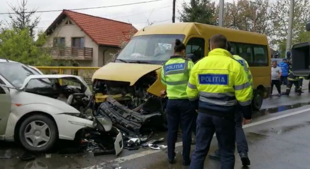 Un microbuz care transporta copii, implicat într-un accident pe DN 10. A fost activat Planul Roşu VIDEO