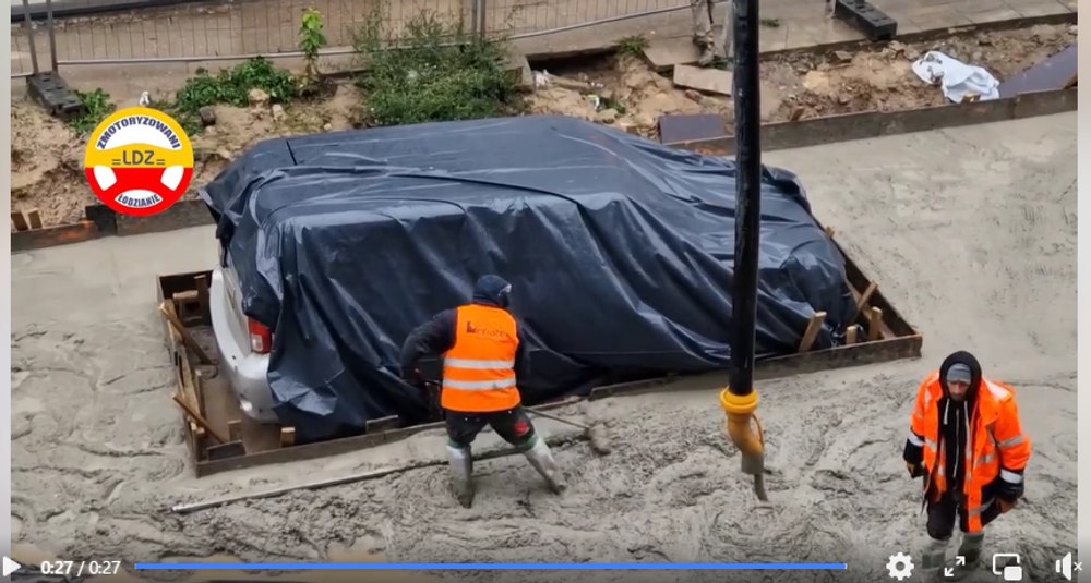 Exces de zel: muncitorii au turnat ciment în jurul unei mașini pe care șoferul a lăsat-o pe o stradă ce urma să fie pavată VIDEO