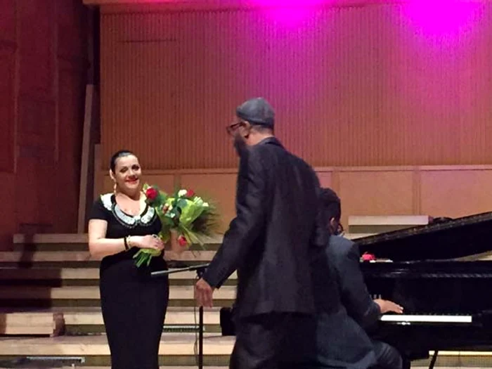 Solista a urcat pe scenă și s-a îndreptat fericită către Kenny Garrett