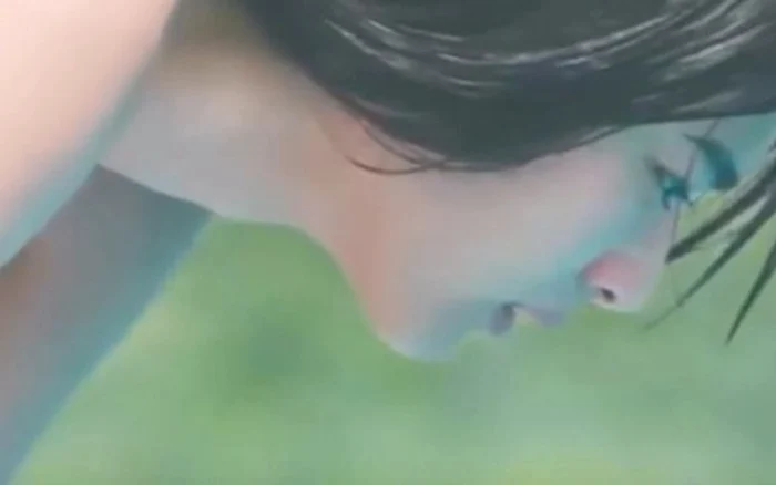 După ce, aparent, petrece un an în care este hrănită constant, femeia se aruncă în piscină şi se transformă într-un ţiparcaptură Youtube