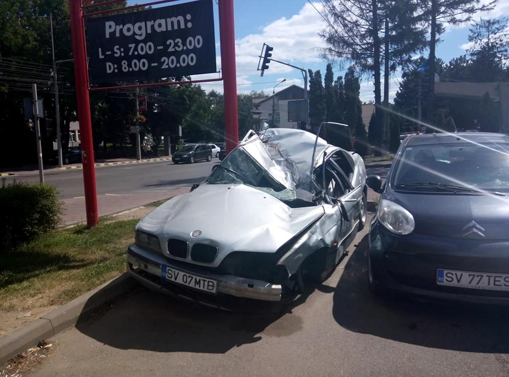 Parcarea Poliţiei sucevene se transformă într-un cimitir pentru maşini. FOTO Dănuţ Zuzeac