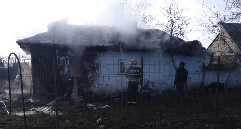 Copil mic, găsit carbonizat într-o casă cuprinsă de foc. La un pas de moarte au fost mama și alt copil de doi ani