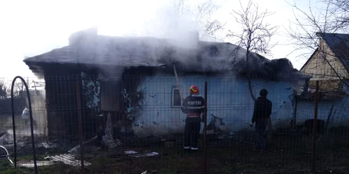 Minor de un an, găsit carbonizat într-o casă cuprinsă de un incendiu. FOTO ISU Dâmbovița