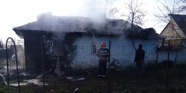 Minor de un an, găsit carbonizat într-o casă cuprinsă de un incendiu. FOTO ISU Dâmbovița