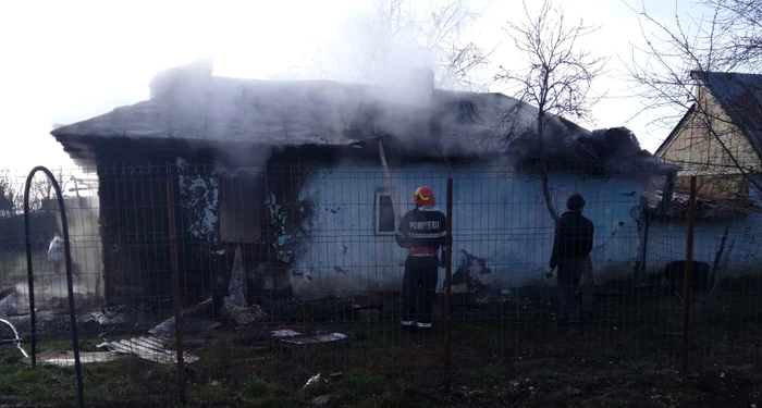 Minor de un an, găsit carbonizat într-o casă cuprinsă de un incendiu. FOTO ISU Dâmbovița