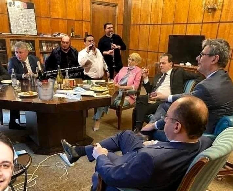 Internauții glumeți au modificat poza de la ziua lui Orban astfel încât să apară și lăutarii 