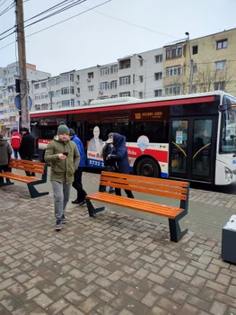 băncile au fost puse invers la Bacău FOTO Neculai Gafiuc (8) jpg