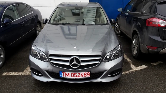 Maşina de serviciu a primarului Nicolae Robu, un Mercedes E 350. Maşina personală - Laguna II din 2001