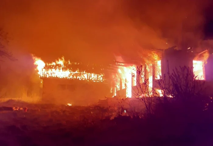 Locuinţa bătrânei din comuna Bodeşti a ars în totalitate. FOTO: ISU Neamţ