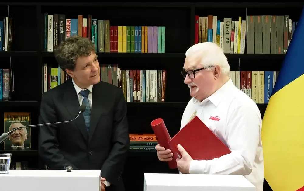 Moment solemn în Polonia. Nicușor Dan i-a înmânat fostului președinte Lech Wałęsa Ordinul „Steaua României”