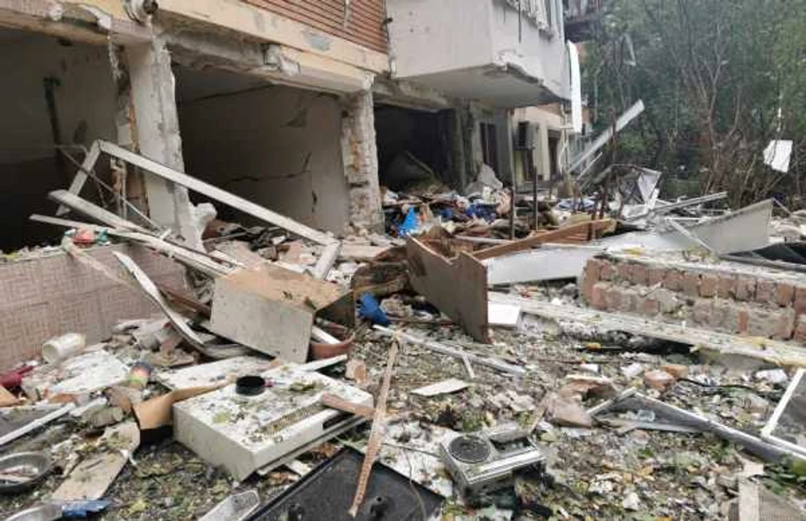 Parterul blocului unde a avut loc deflagraţia a fost devastat de suflul exploziei FOTO captură video ISU Galaţi