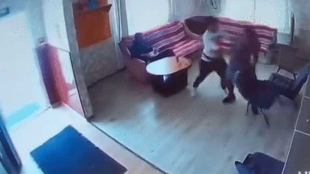 Orfan bătut cu pumnii și picioarele într-un centru de plasament din Brașov. Imagini șocante