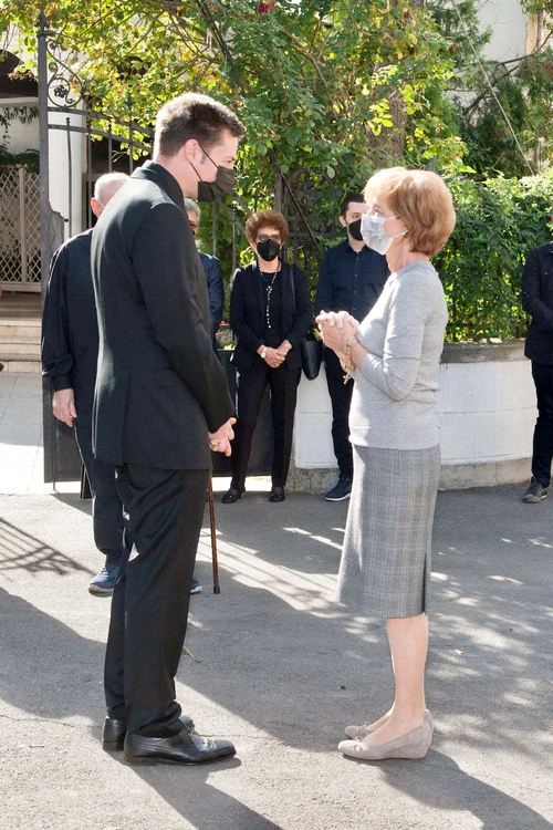 14 majestatea sa margareta flori la inmormantarea lui ion caramitru 3 jpg jpeg