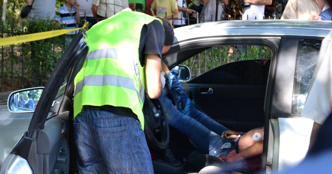 Criminaliştilor le-a atras atenţia poziţia nefirească a cadavrului Foto: Marius Mototolea
