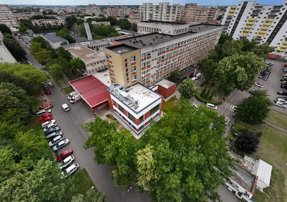 Percheziţii la medici şi asistente de la Spitalul Judeţean Satu Mare, într-un dosar privind pensiile de handicap. O persoană a fost reținută