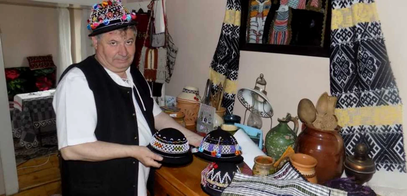 Marcel Parau decoreaza palarii si are de asemenea o colectie impresionanta de obiecte si costume populare - Fotografii Ramona Găină