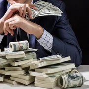 om cu bani, miliardar  sursa  Shutterstock jpg