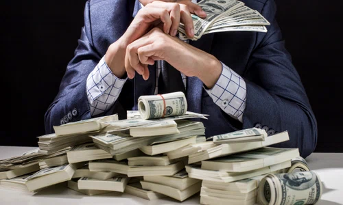 om cu bani, miliardar  sursa  Shutterstock jpg