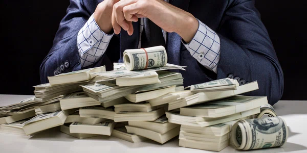 om cu bani, miliardar  sursa  Shutterstock jpg