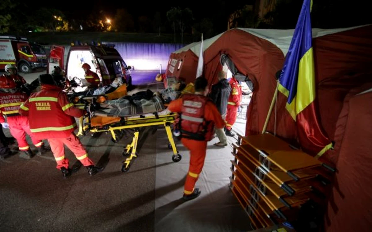 
    Pacienții evacuați din spitalul Nicolae Malaxa au fost duși pentru început în corturile de prim-ajutor amplasate în curte  