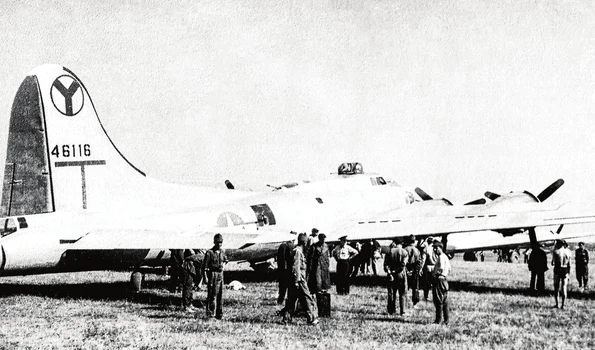 Bombardiere B-17 pe aerodromul Popești-Leordeni, pregătite pentru îmbarcarea aviatorilor americani (© Getty Images)