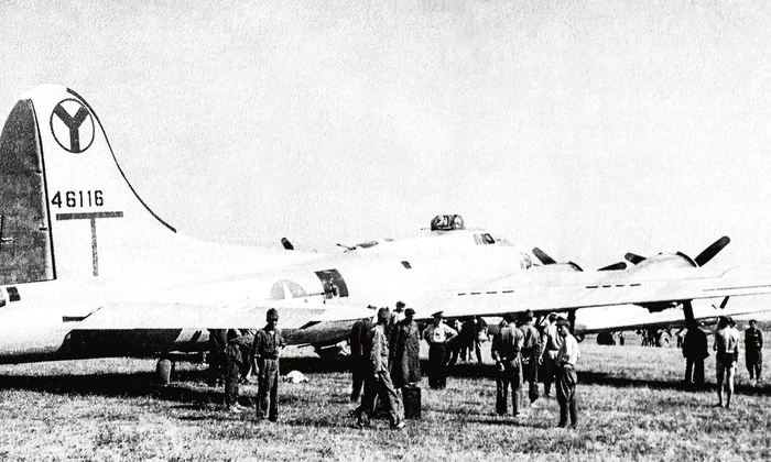 Bombardiere B-17 pe aerodromul Popești-Leordeni, pregătite pentru îmbarcarea aviatorilor americani (© Getty Images)