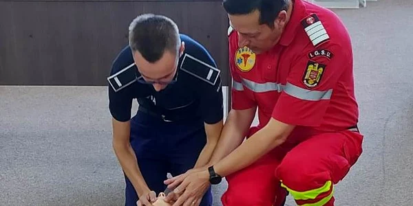 instruire prim ajutor politisti FOTO ISU Calarasi jpg