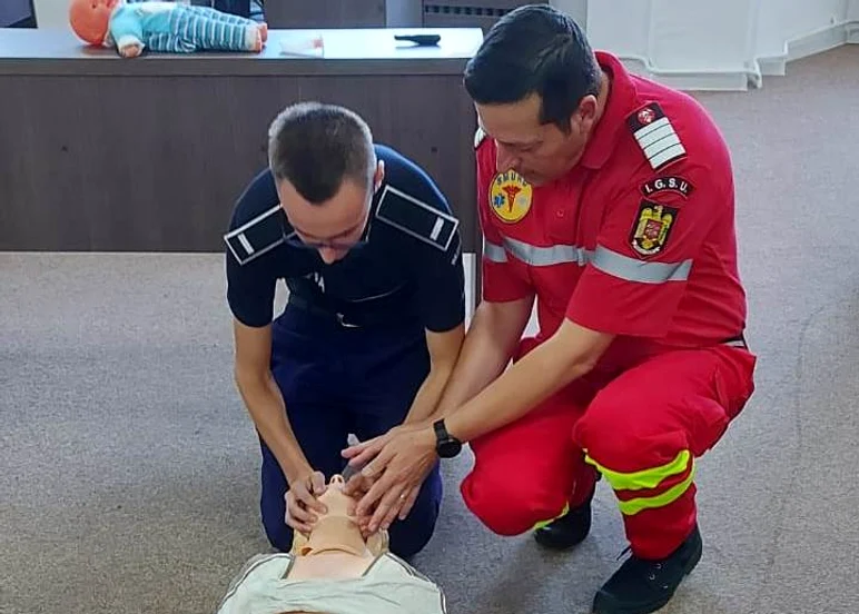 Polițiștii învățați să acorde primul-ajutor FOTO ISU Călărași
