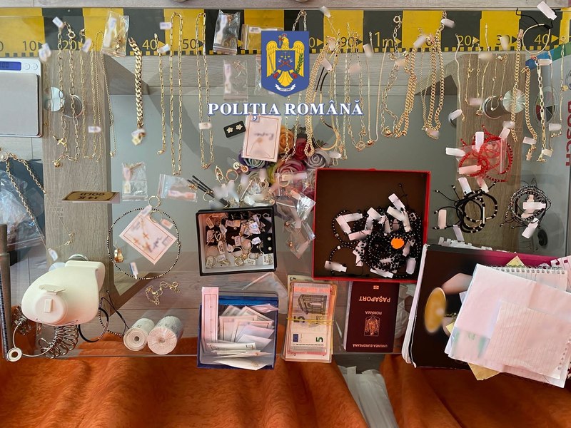„Afacere” cu bijuterii dezvoltată pe Internet. O tânără a rămas fără bani și aur în urma „vizitei” polițiștilor